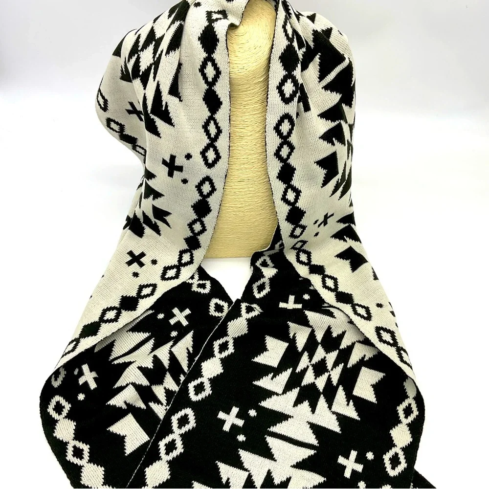NWOT Charlie Paige Black / White Woven Scarf